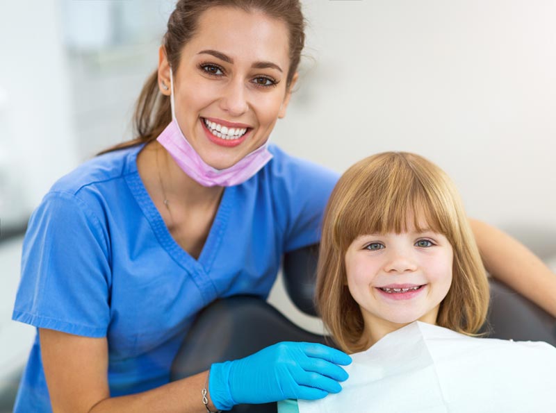 Zahnarzthelferin und Kind